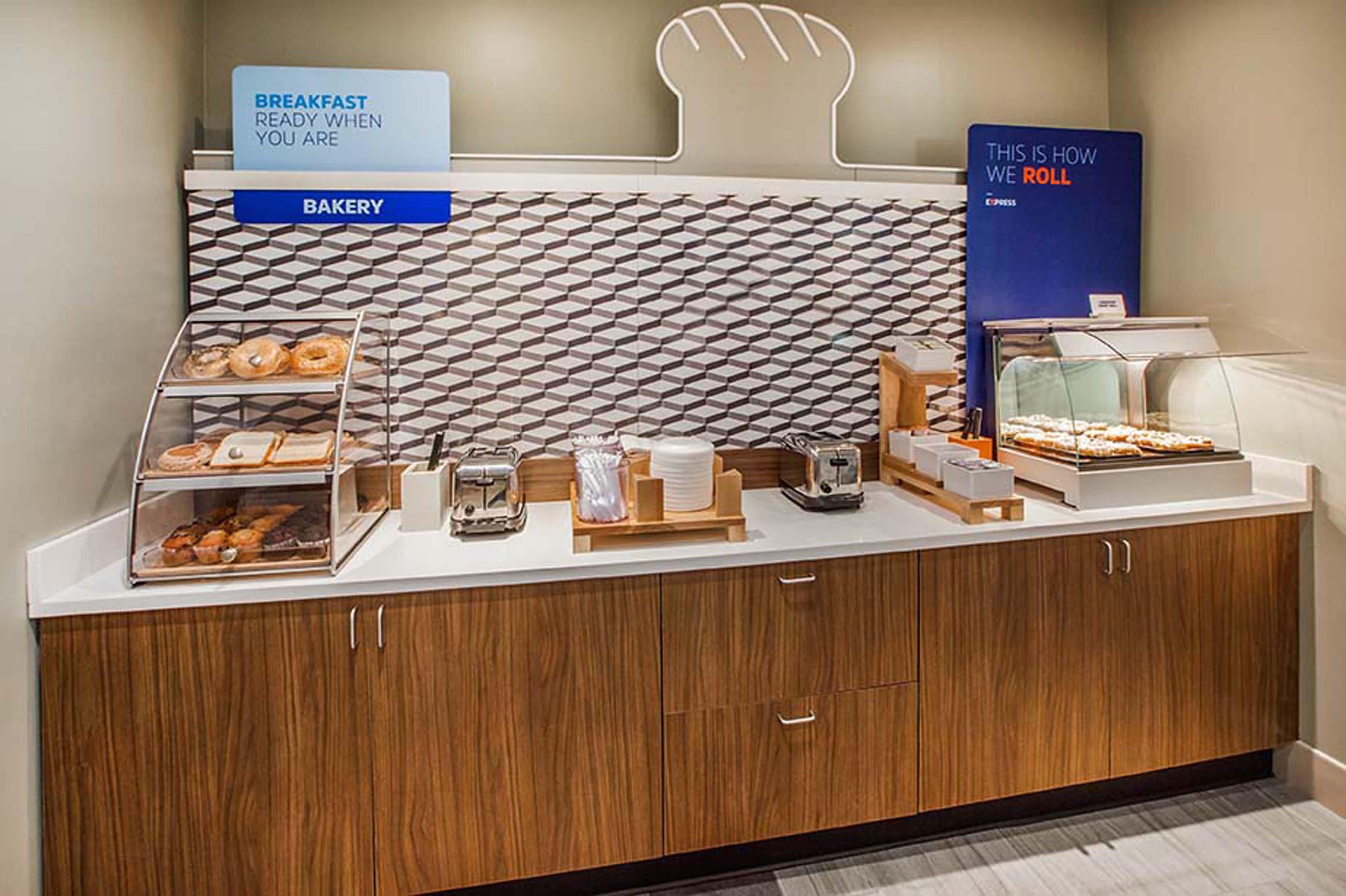 Holiday Inn Express & Suites - Boston South - Randolph By Ihg Eksteriør billede
