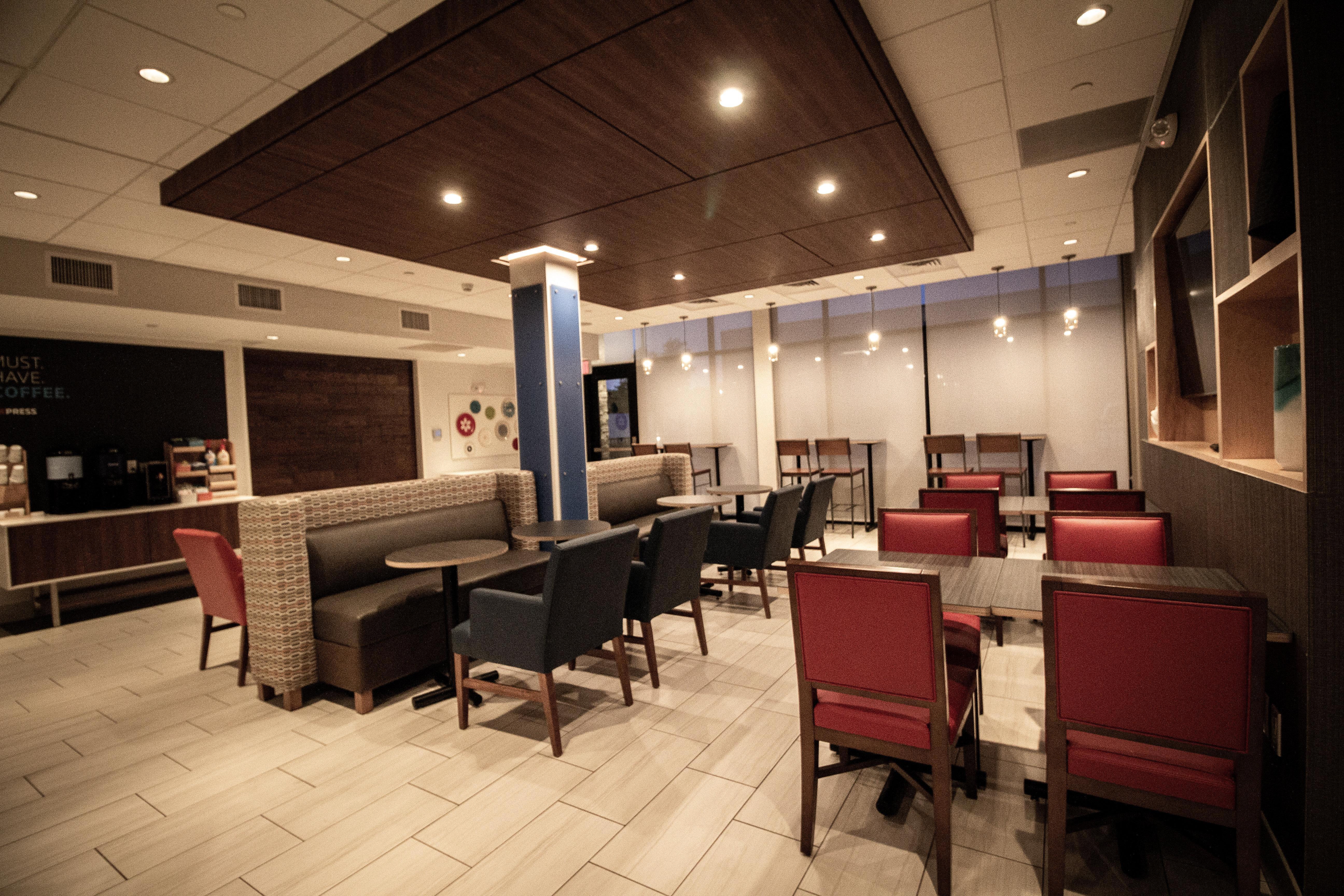 Holiday Inn Express & Suites - Boston South - Randolph By Ihg Eksteriør billede