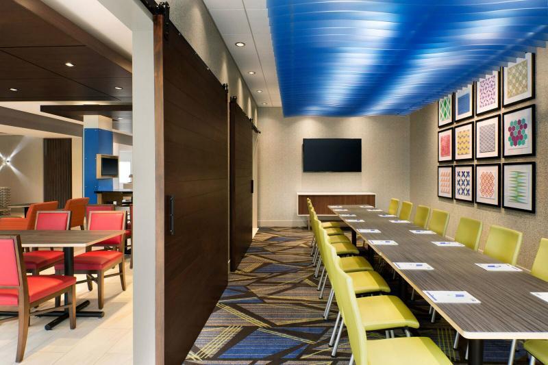 Holiday Inn Express & Suites - Boston South - Randolph By Ihg Eksteriør billede