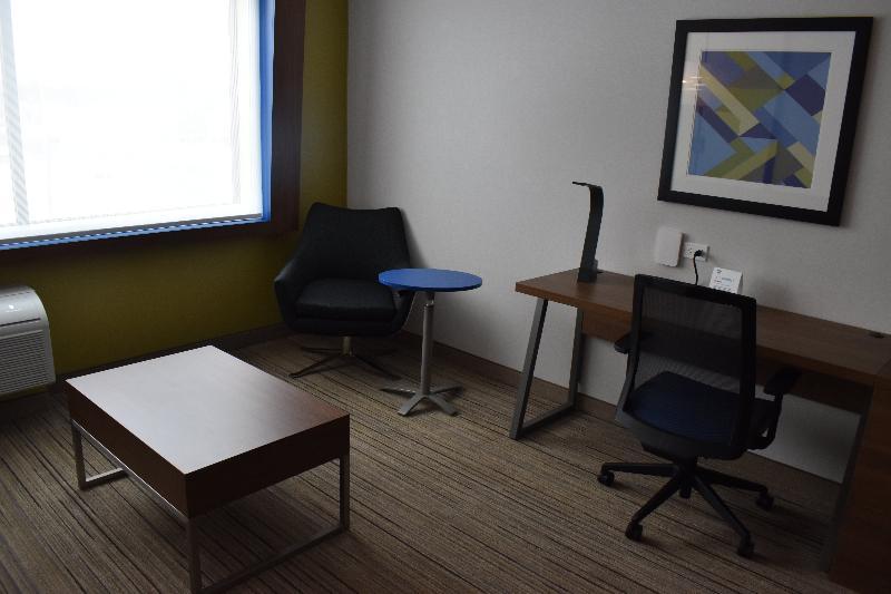 Holiday Inn Express & Suites - Boston South - Randolph By Ihg Eksteriør billede